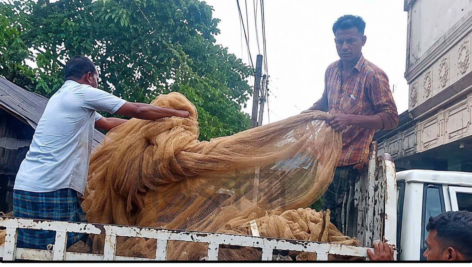 হাকালুকি হাওরে অভিযান, ১৯ জেলেকে ৪৯ হাজার টাকা জরিমানা