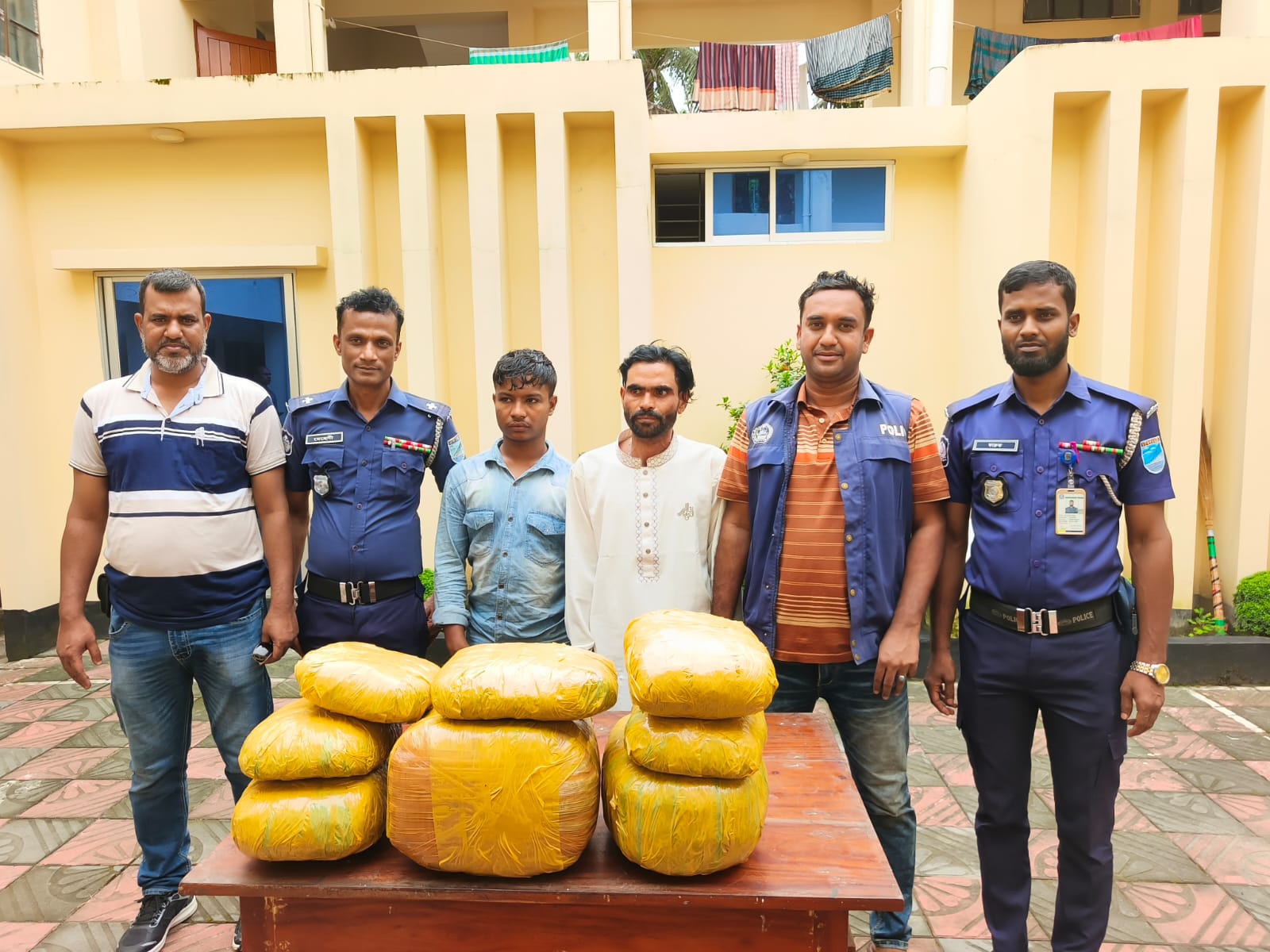 ইটনায় ১৫ কেজি গাঁজাসহ জনতার হাতে আটক দুই