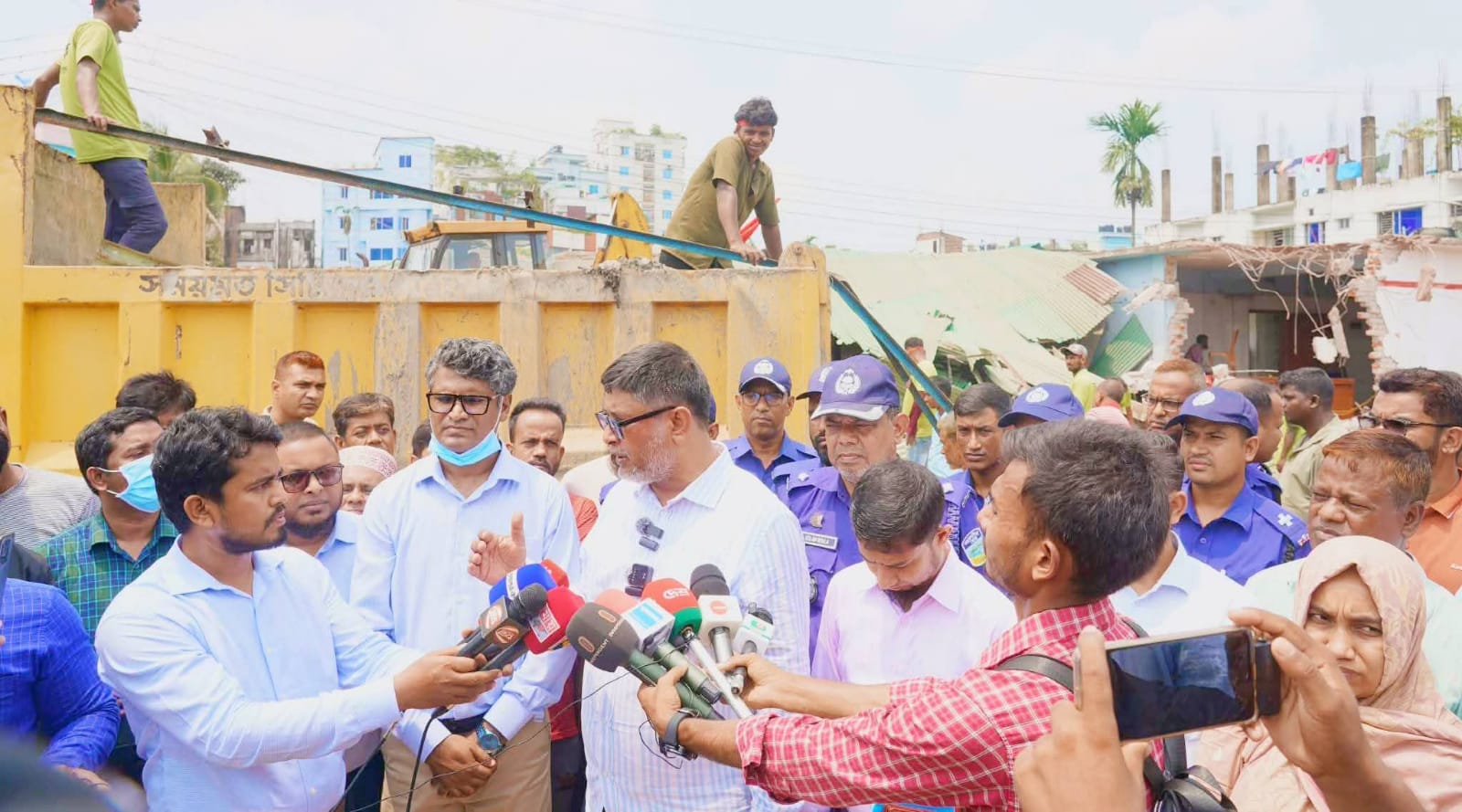 মাসকান্দা বাসস্ট্যান্ড এলাকায় অবৈধ স্থাপনা উচ্ছেদে সিটি কর্পোরেশনের অভিযান