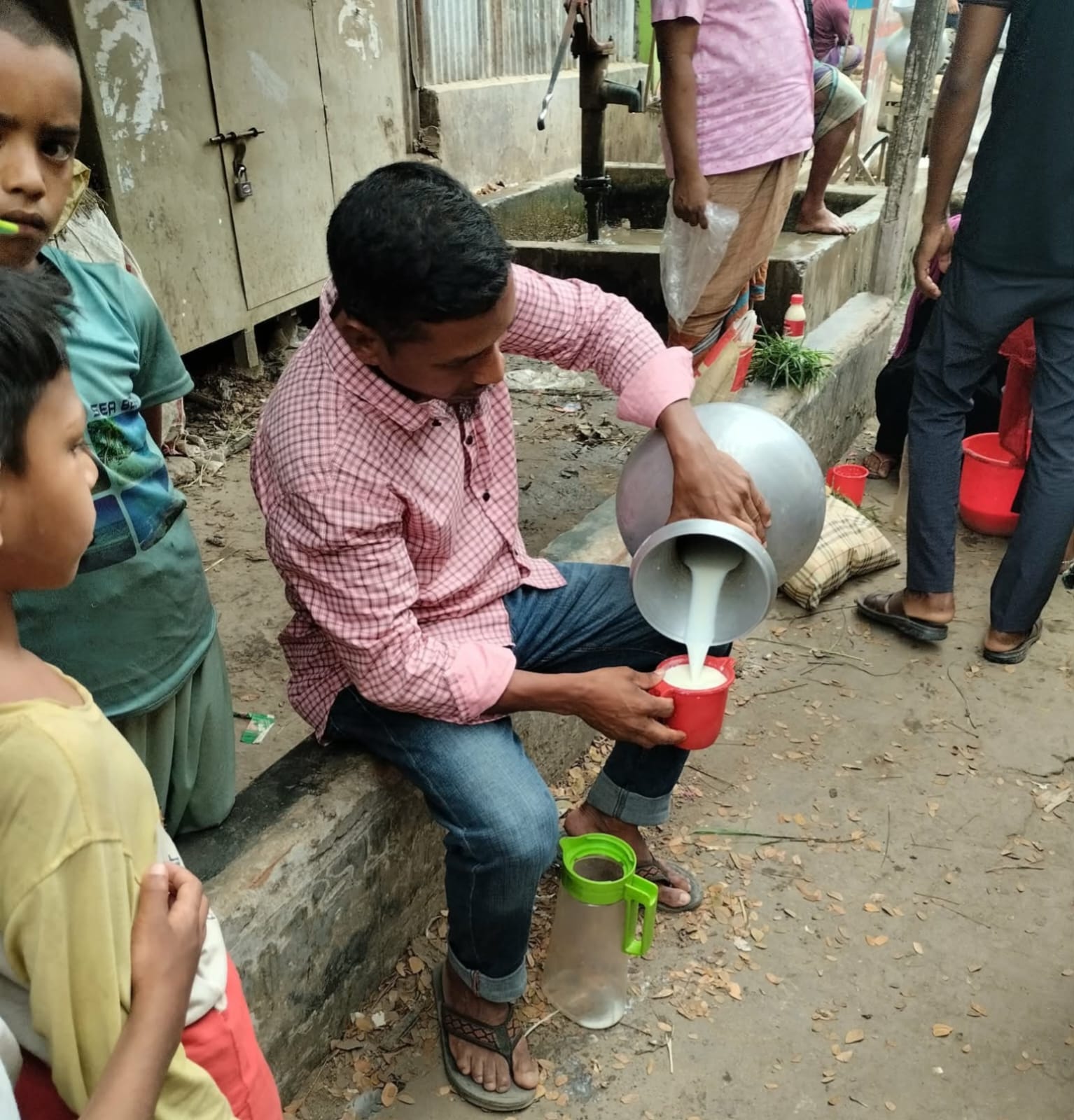 নিকলী নতুন বাজারে ঘণ্টায় বিক্রি হয় ৪০ মণ দুধ