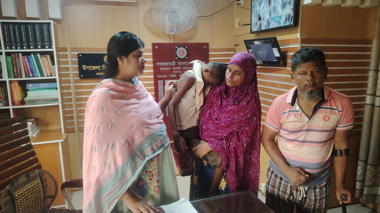 লোহাগড়ায় প্রতিবন্ধী অসহায় পরিবারের পাশে ‘মানবিক ইউএনও’ শাম্মী কায়সার