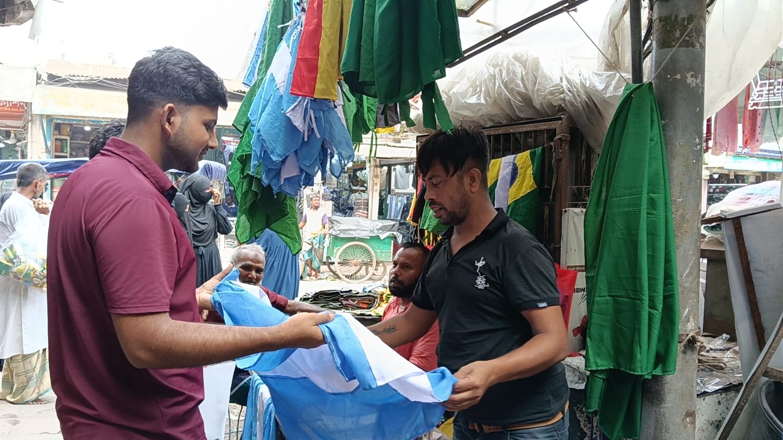 চলছে ফুটবল বিশ্বকাপ প্রচুর বিক্রি হচ্ছে ব্রাজিল, আর্জেন্টিনা ও ফ্রান্সের পতাকা