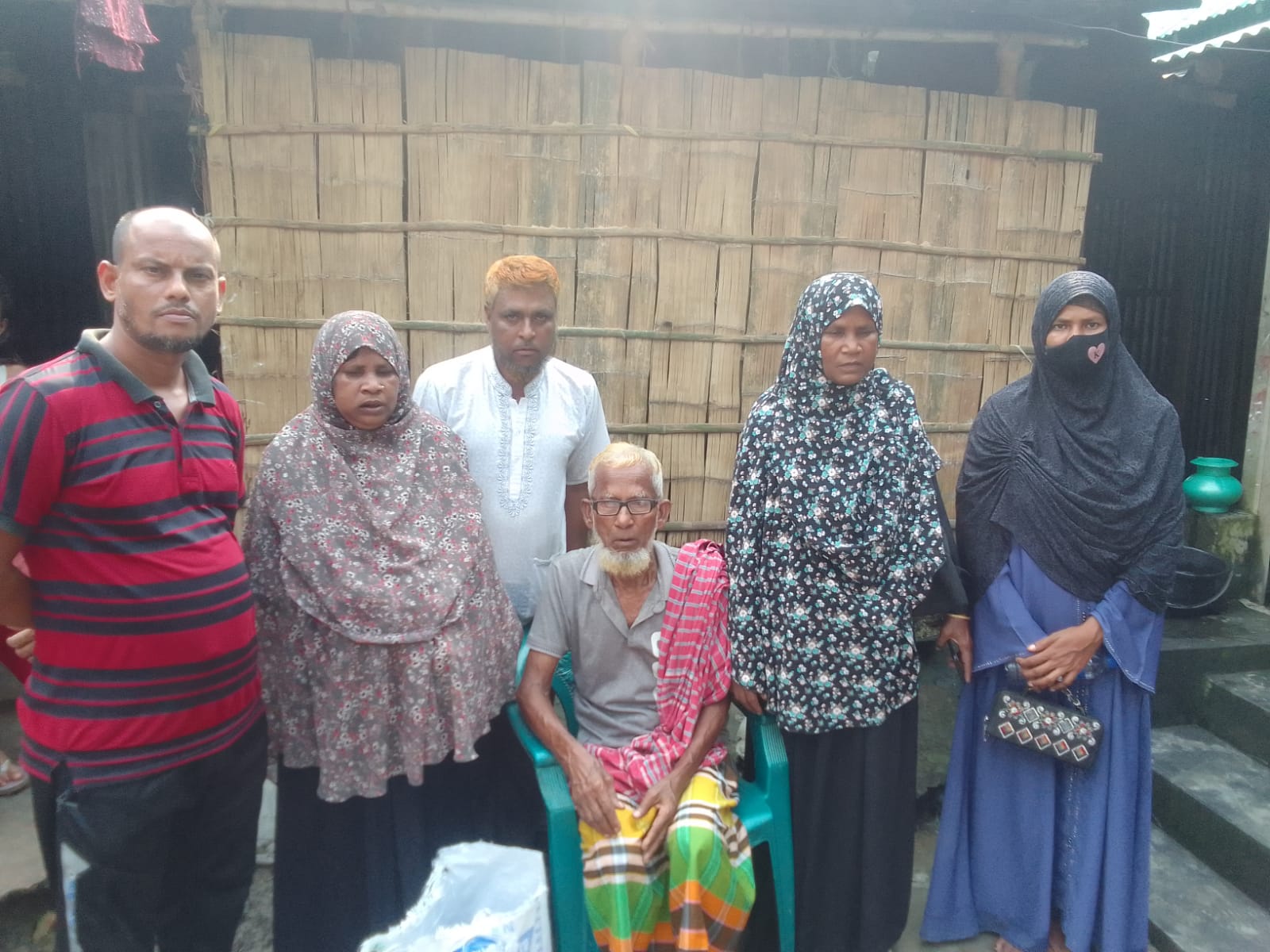 হোসেনপুর সংবাদ-এর উদ্যোগে ২৪ ঘণ্টার মধ্যেই পরিবারের কাছে ফিরে গেলেন হারিয়ে যাওয়া বৃদ্ধ
