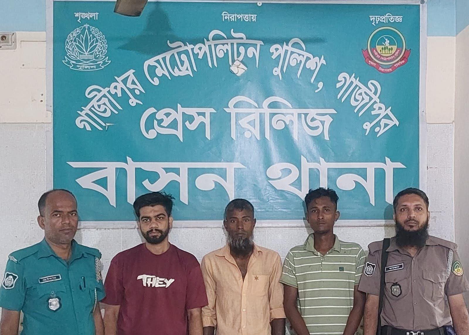পুলিশের বিশেষ অভিযানে কুখ্যাত ছিনতাইকারীসহ ৩ জন গ্রেপ্তার