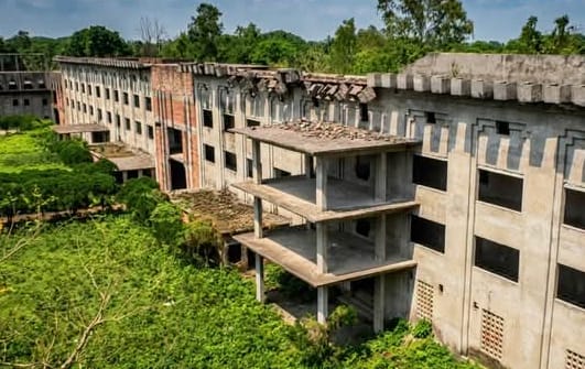 ঢাকার ধামরাই এ ৪ দশকের অপেক্ষা ৩০০ কোটির অসমাপ্ত হাসপাতাল এখন বিষাক্ত সাপের অভয়ারণ্য