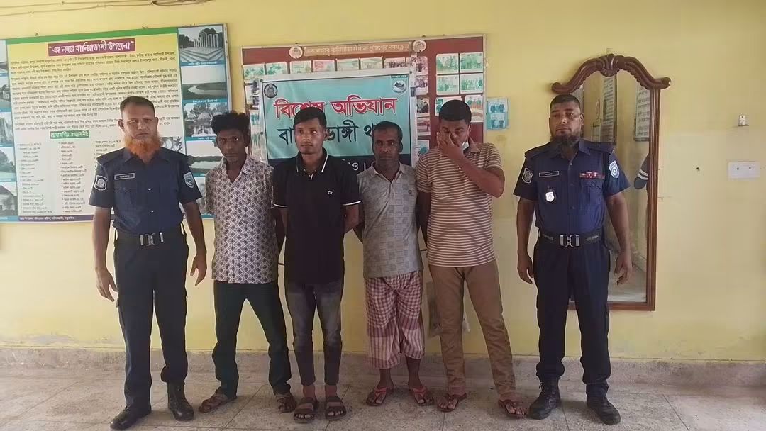 বালিয়াডাঙ্গী থানা পুলিশের অভিযানে সাজাপ্রাপ্ত আসামিসহ ৪ জন আটক
