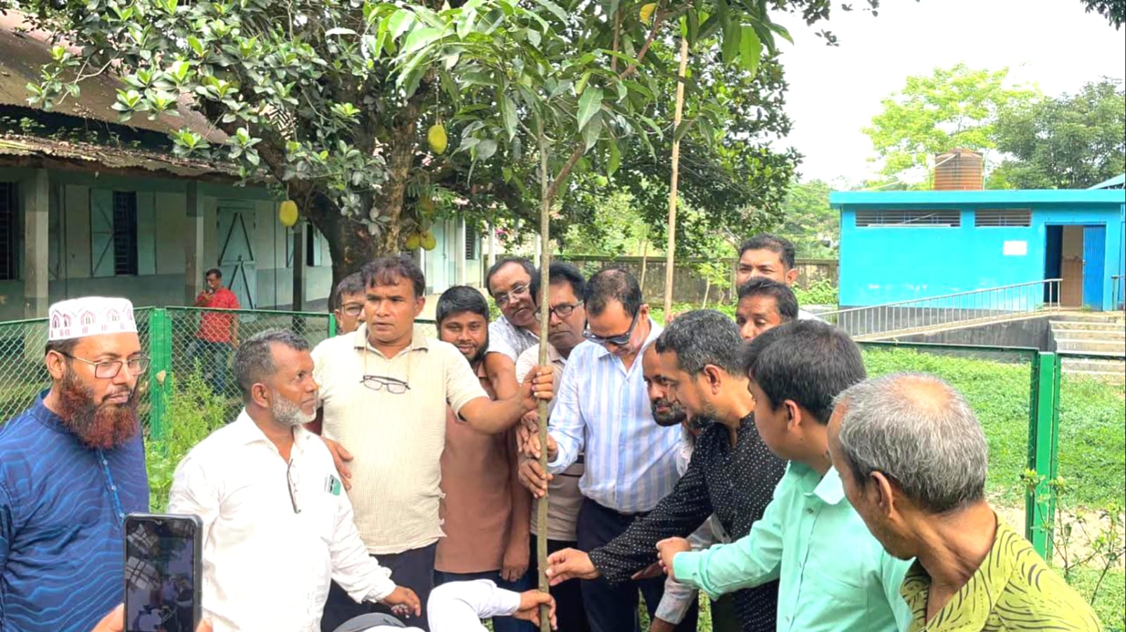 ডাঃ জুবাইদা রহমানের জন্মদিনে নিজ হাতে বৃক্ষরোপন করলেন এমপি কামরুল