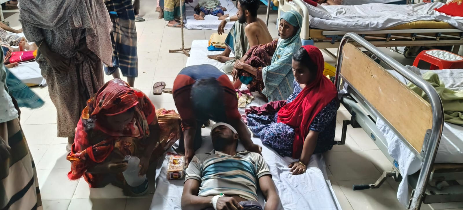 কালাইয়ে রাস্তায় ভ্যান রাখাকে কেন্দ্র করে দুই পক্ষের সংঘর্ষে এক নারীসহ আহত ১১