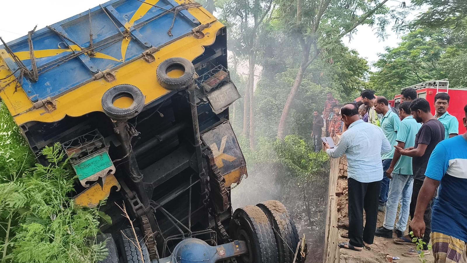 কুষ্টিয়ার বাইপাস এলাকায় পাথর বোঝাই ট্রাক উল্টে ড্রাইভার ও হেলপার নিহত