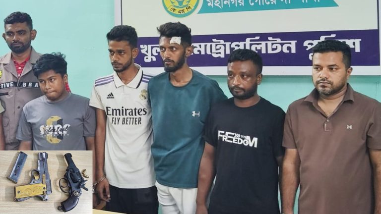 খুলনায় শীর্ষ সন্ত্রাসী তুষার শিকদারসহ ৫ জন গ্রেপ্তার, অস্ত্র ও গুলি উদ্ধার