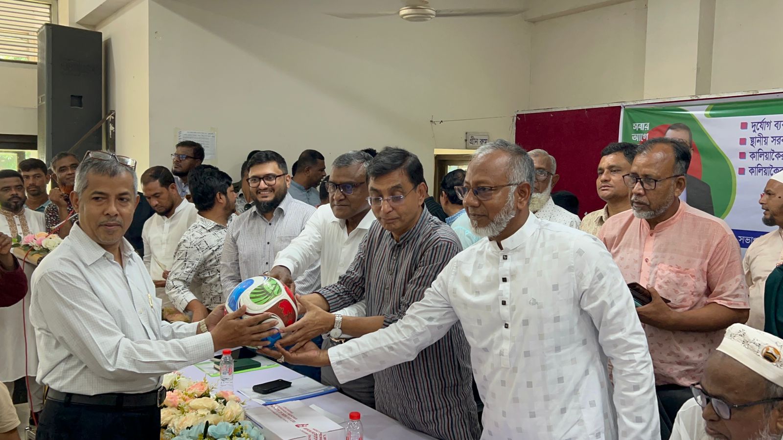 কালিয়াকৈরে কাবিটা ও কাবিখার  ২ কোটি ৫৬ লাখ টাকার চেক বিতরণ