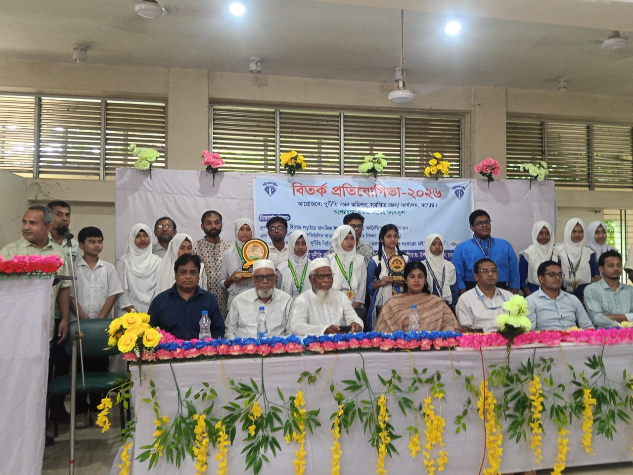 লোহাগড়ায় দুদকের বিতর্ক: যুক্তির লড়াইয়ে সেরা এলএসজেএন বিদ্যালয়