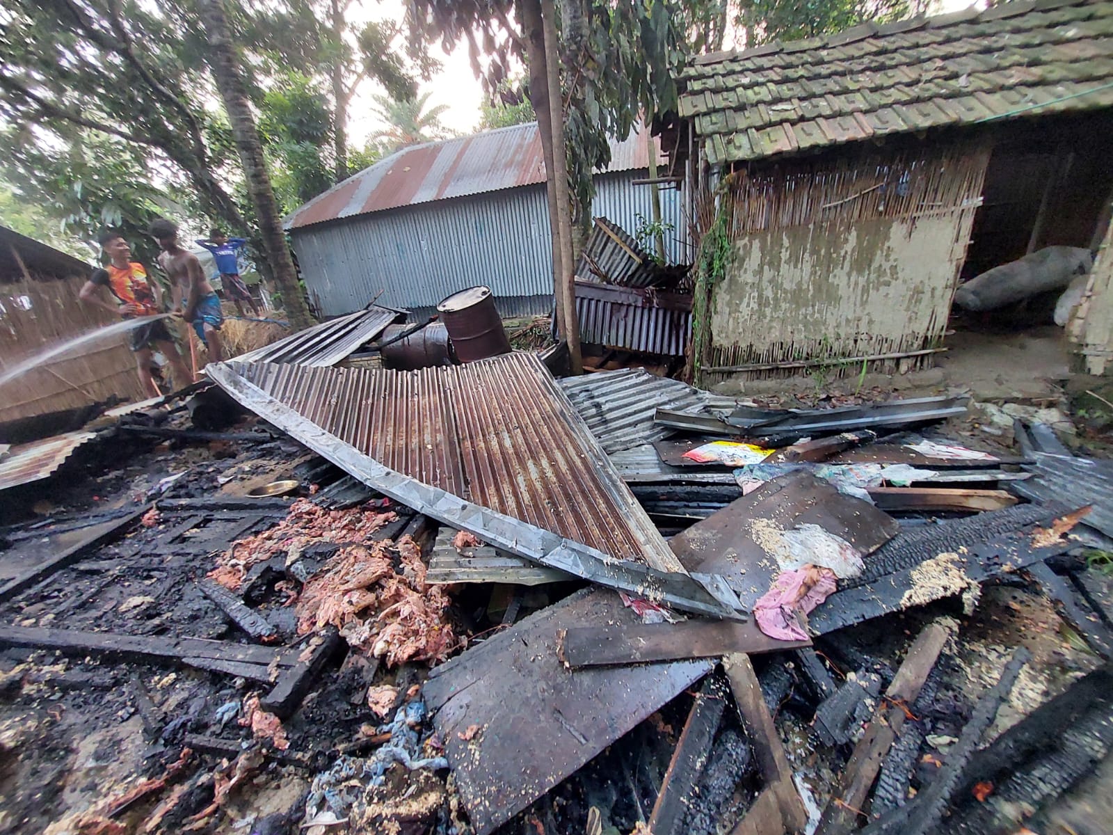 ভাঙ্গুড়ায় ভয়াবহ অগ্নিকাণ্ডে কয়েকটি বসতঘর পুড়ে ছাই, ক্ষয়ক্ষতি প্রায় ৪ লাখ টাকা