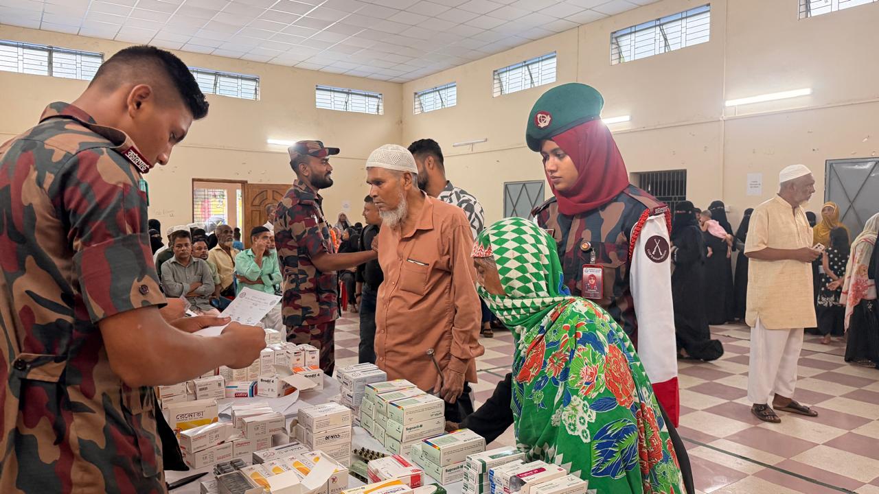টেকনাফ বিজিবির উদ্যোগে অসহায় ও দুস্থদের মাঝে ফ্রি চিকিৎসা সেবা প্দান ও ওষুধ বিতরণ