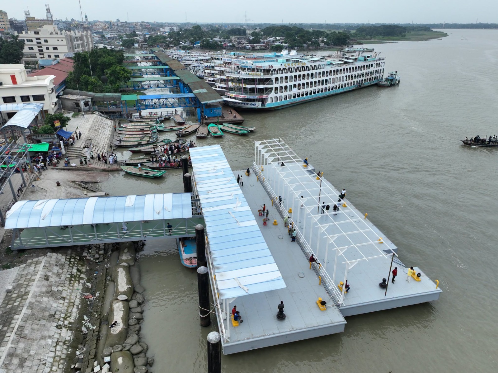 বরিশাল লঞ্চ  টার্মিনালে যুক্ত হলো নতুন পন্টুন, আধুনিক হচ্ছে বরিশালের নৌযাত্রা
