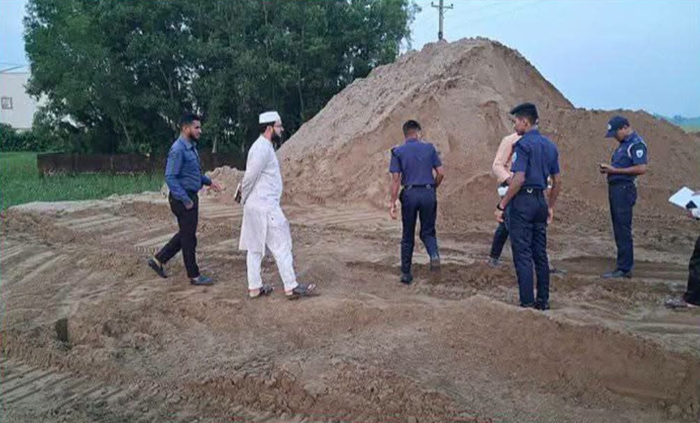 কুলাউড়ায় সড়ক দখল করে বালু রাখায় লাখ টাকা জরিমানা, বালু জব্দ