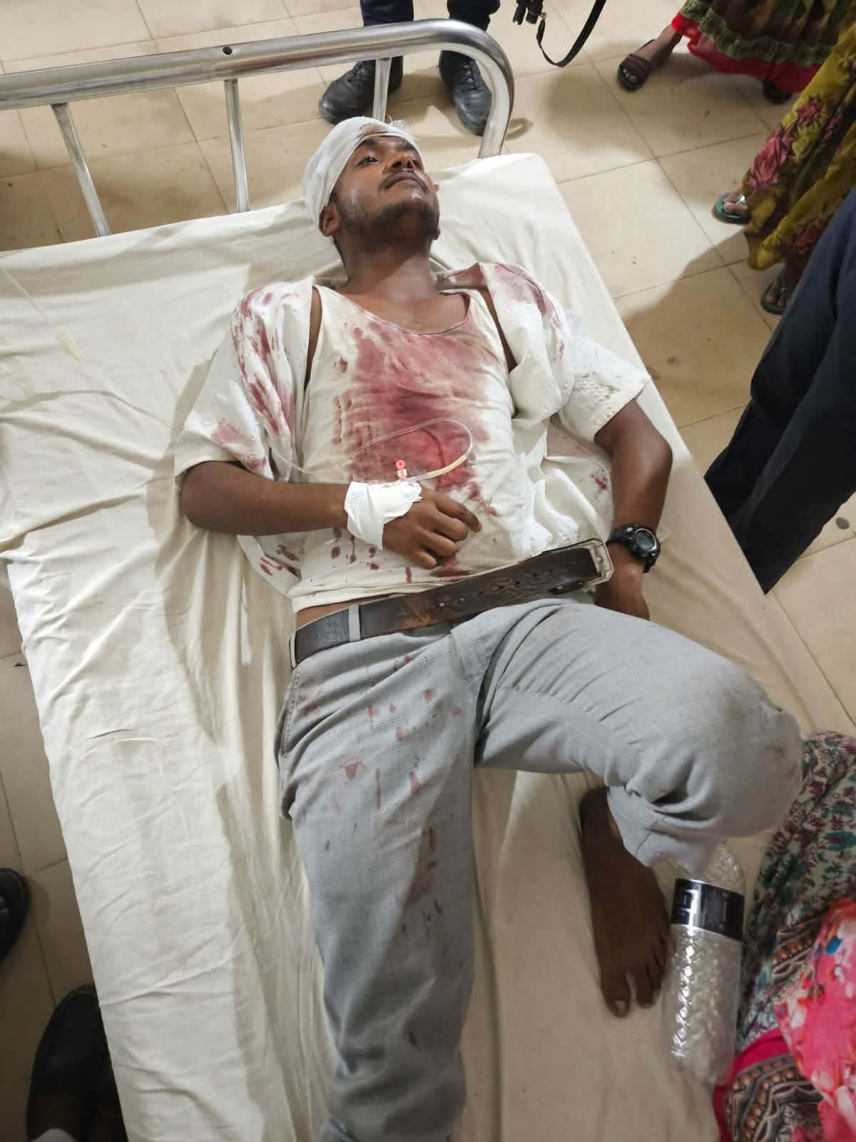 বৃদ্ধ মা-বাবাকে ভিটেবাড়ি থেকে উচ্ছেদের প্রতিবাদ করায় ববি শিক্ষার্থীর ওপর হামলা