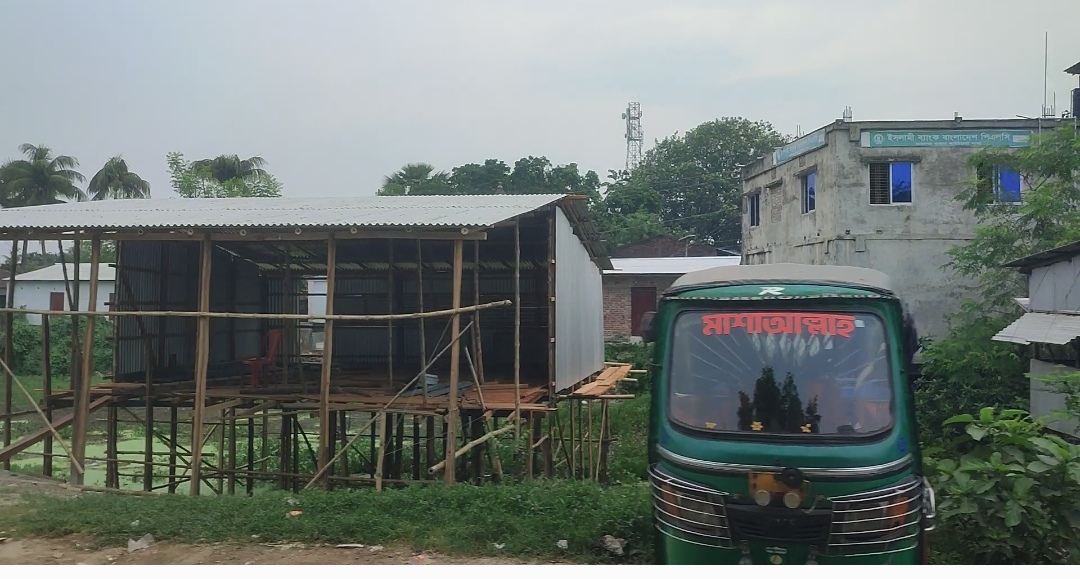 নলডাঙ্গার মাধনগরে রেলওয়ের পুকুর ভরাট করে দোকান নির্মাণের অভিযোগ; নীরব কর্তৃপক্ষ