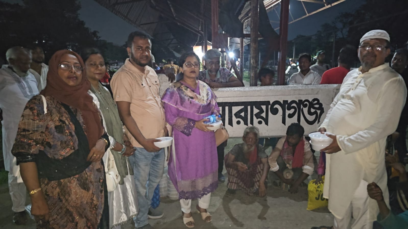 এইচডব্লিউপিএল ও বিএইচডিএসের উদ্যোগে নারায়ণগঞ্জে খাবার ও বিশুদ্ধ পানি বিতরণ