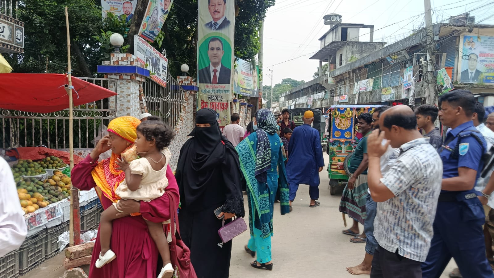 ফুটপাত দখলমুক্ত করতে পাকুন্দিয়ায় বিশেষ অভিযান