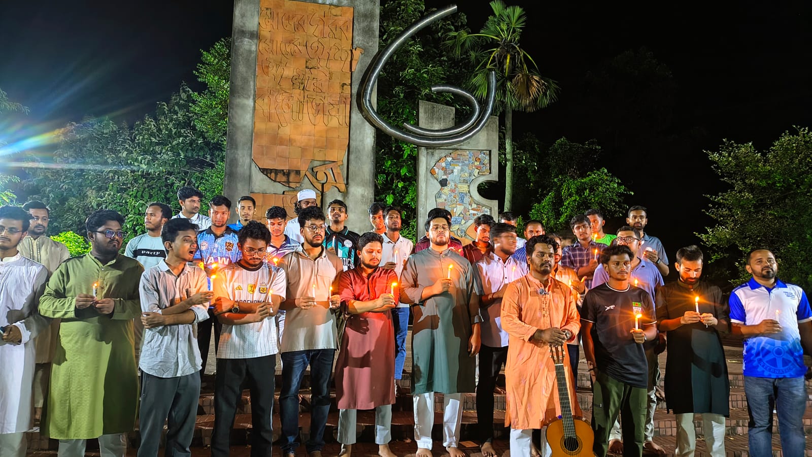 জুলাই শহিদদের স্মরণে কুবি ছাত্রশক্তির মোমবাতি প্রজ্বলন ও দ্রোহের গান