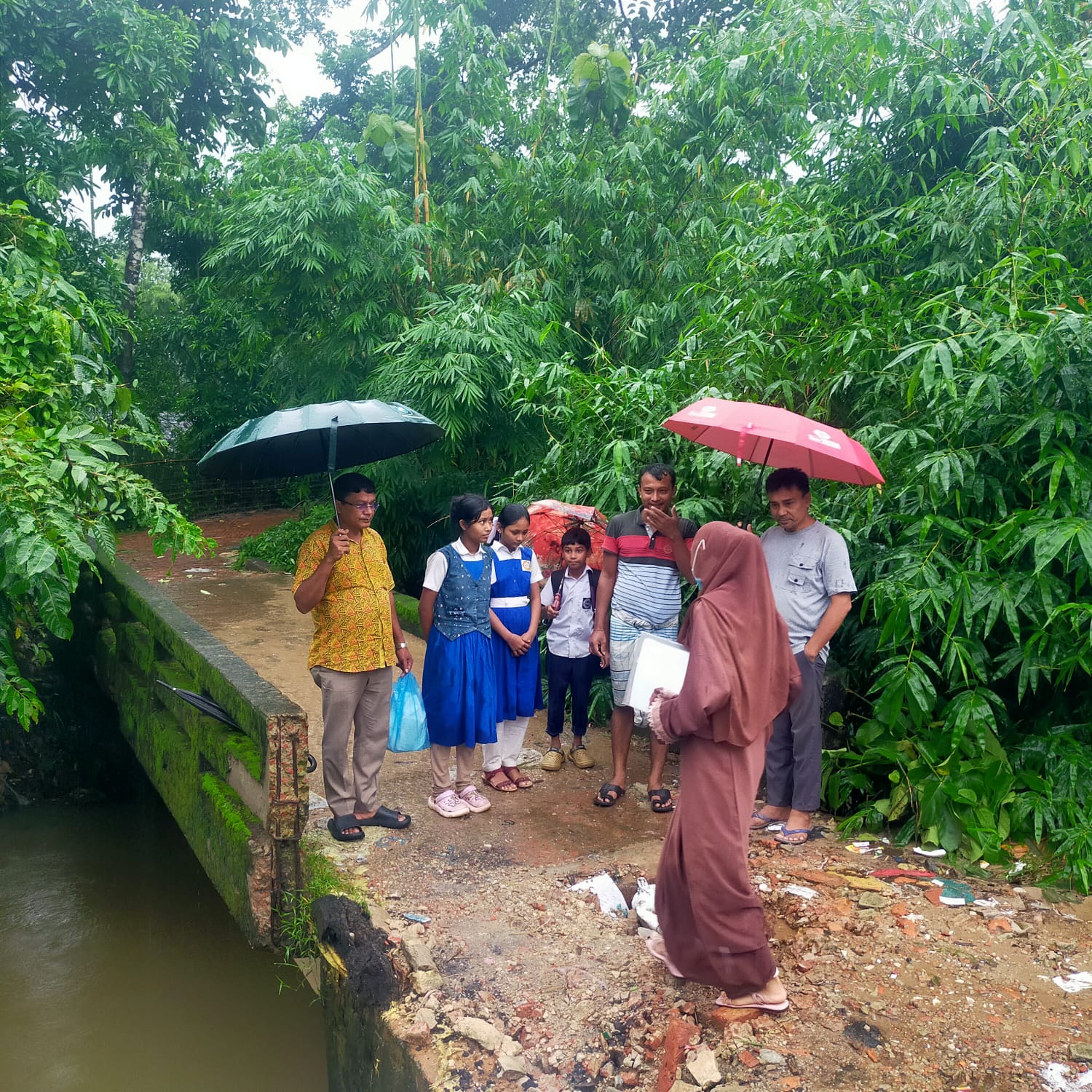 উখিয়ায় ত্রিশবছরের পুরনো সেতু ধ্বসে পড়ার আশঙ্কা, আতঙ্কিত মানুষ