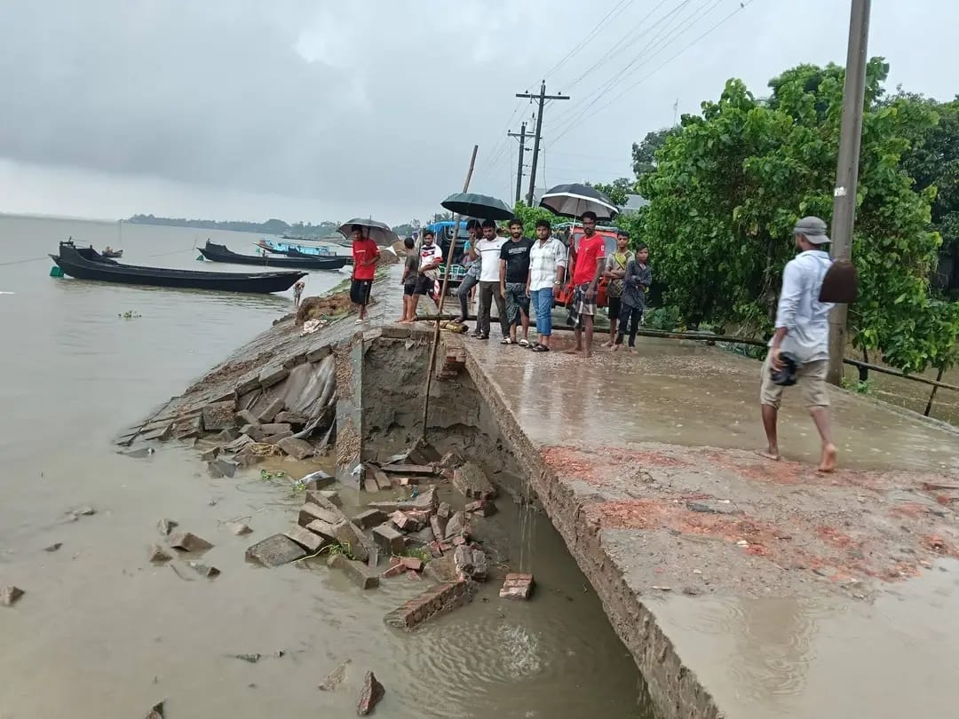 টানা তিন দিনের বৃষ্টিতে মিঠামইনে সড়ক ধসের আশঙ্কা, ঝুঁকি নিয়ে চলছে হাজারো মানুষ