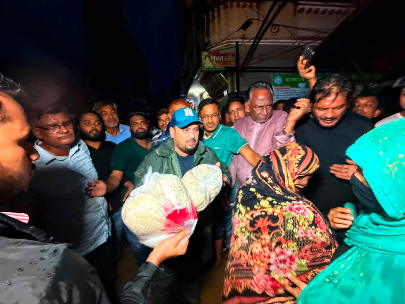 চট্টগ্রামে জলাবদ্ধ এলাকায় প্রতিমন্ত্রী ব্যারিস্টার মীর মোহাম্মদ হেলাল উদ্দীনের ত্রাণ বিতরণ