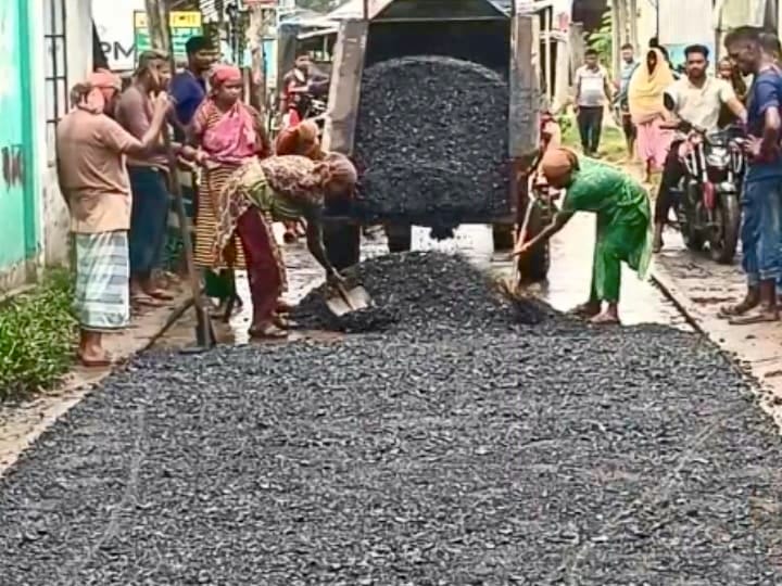 বৃষ্টির মধ্যেই তড়িঘড়ি করে পিচ ঢালাই,সড়ক সংস্কারের মান নিয়ে জনমনে ক্ষোভ