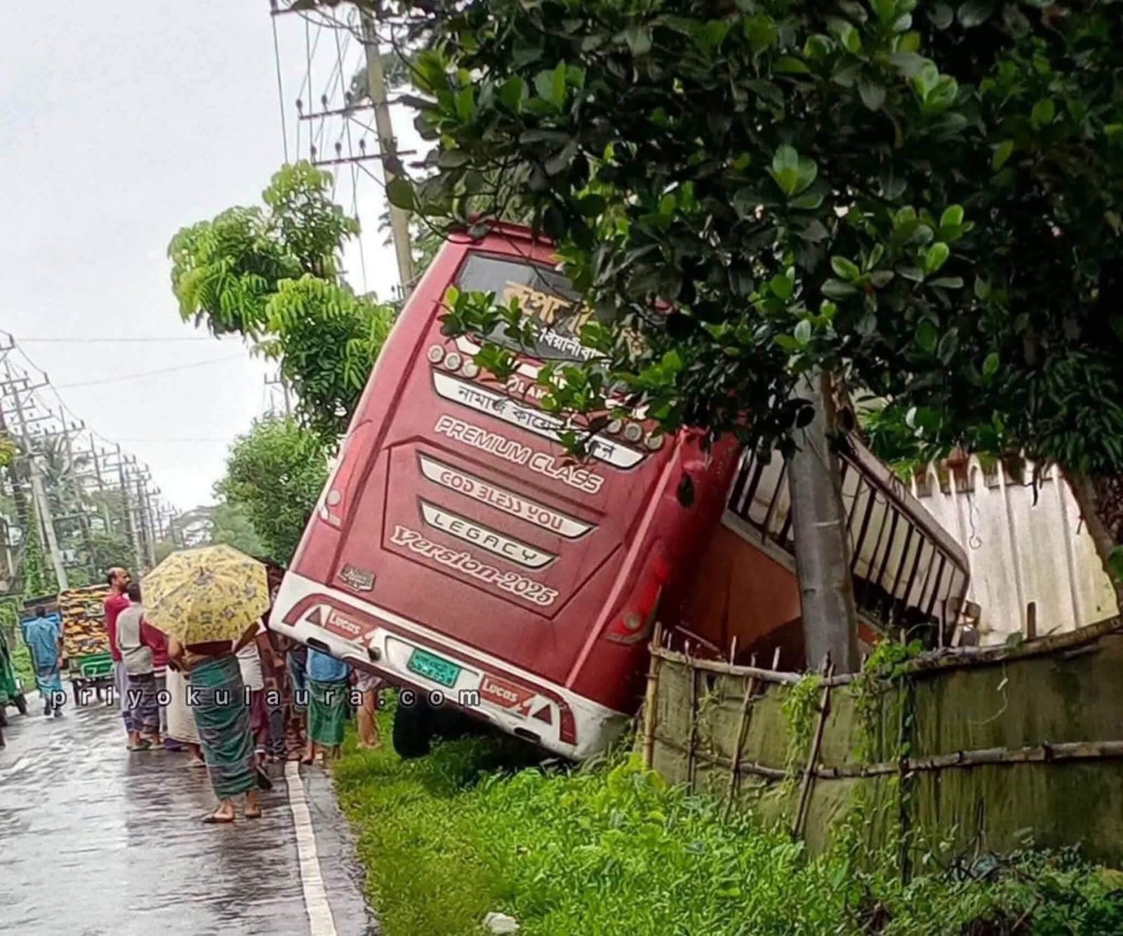 কুলাউড়ায় নিয়ন্ত্রণ হারিয়ে খাদে ঢাকাগামী রুপালী বাংলা বাস