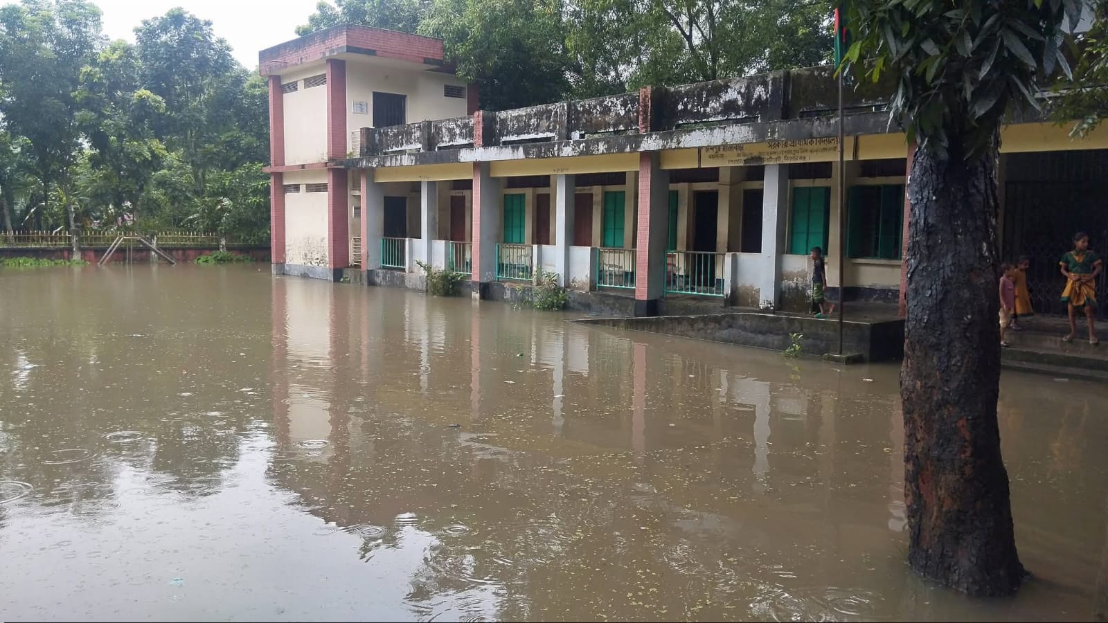 কটিয়াদীতে জলাবদ্ধতায় বিপর্যস্ত চান্দপুর হাজীবাড়ি প্রাথমিক বিদ্যালয়: ৯ বছর ধরে নেই প্রধান শিক্ষক
