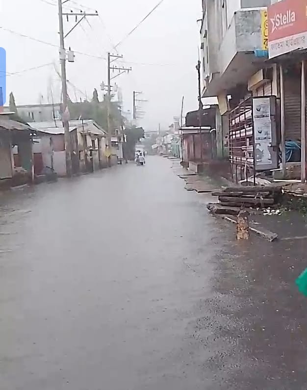 সাভার ও আশুলিয়ায় প্রবল বৃষ্টিতে তলিয়ে গেছে  বিভিন্ন এলাকা, চরম ভোগান্তি