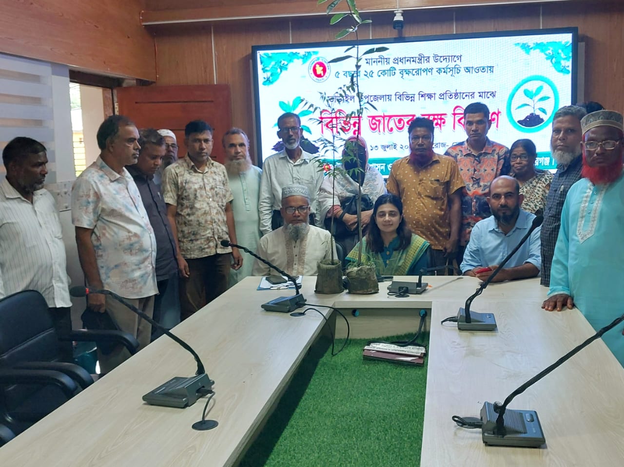তাড়াইলে শিক্ষাপ্রতিষ্ঠানে বিভিন্ন প্রজাতির বৃক্ষের চারা বিতরণ