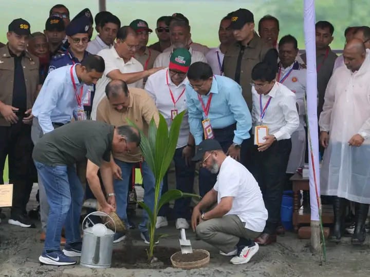 বরিশালে বৃক্ষরোপণ ও ফ্যামিলি কার্ড কার্যক্রম বিষয়ে মতবিনিময় করলেন প্রধানমন্ত্রী