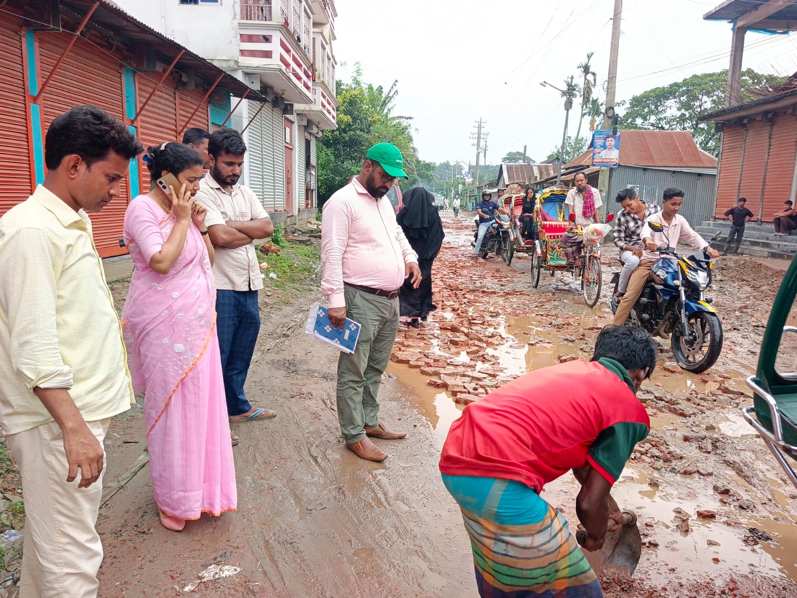 হোসেনপুর পৌরসভার ৮নং ওয়ার্ডের রাস্তায় ৩০ ফুট গর্ত, ইউএনওর নির্দেশে দ্রুত মেরামত