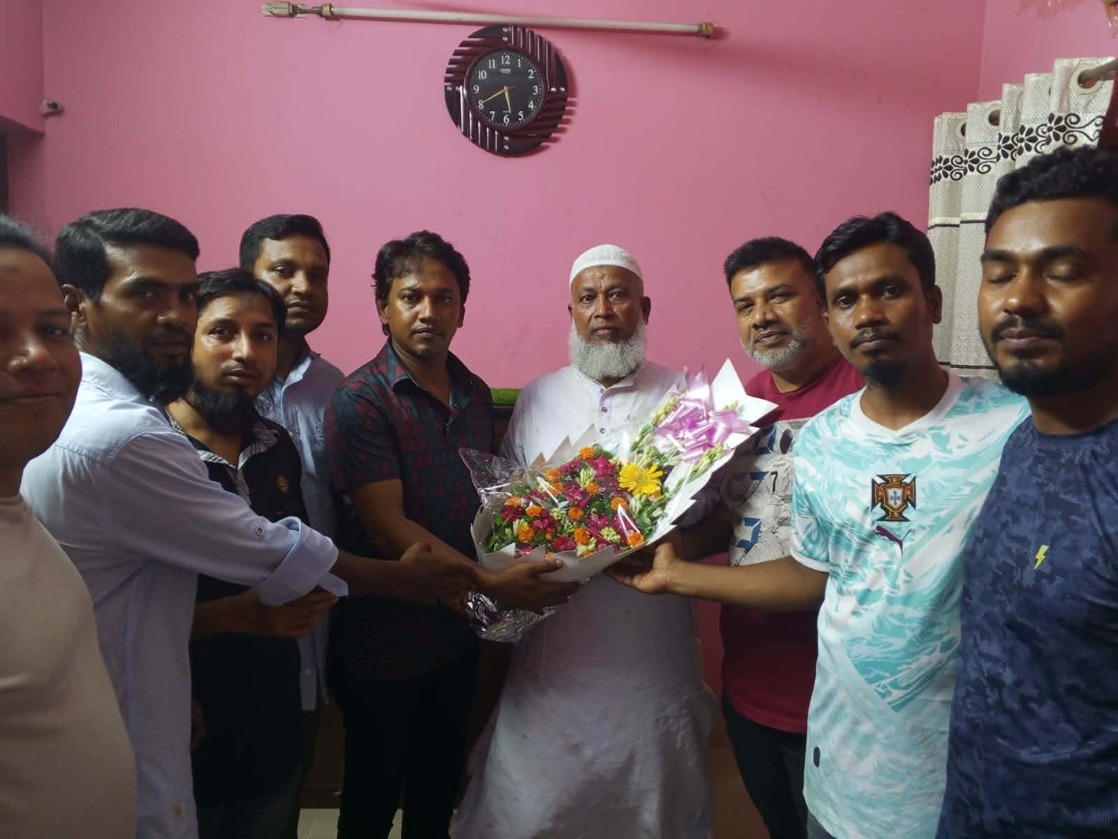 নবনির্বাচিত মেট্রোপলিটন ব্যবসায়ী সমিতির সভাপতিকে ফুলেল শুভেচ্ছা প্রদান