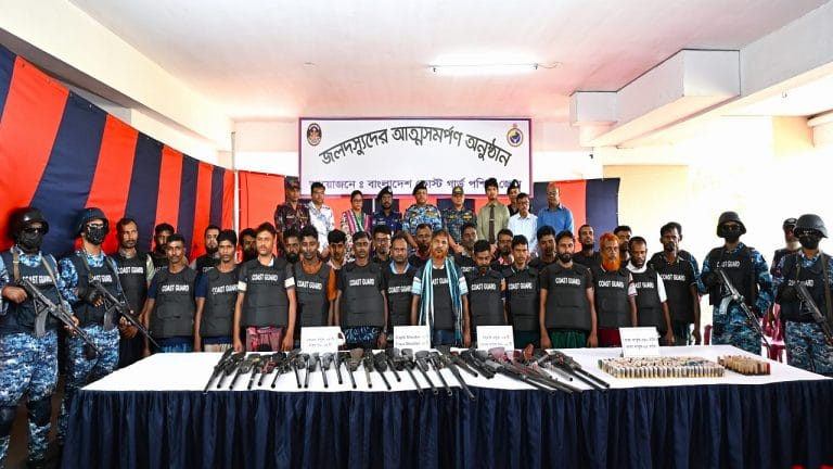 সুন্দরবনে কুখ্যাত ছোট জাহাঙ্গীর বাহিনীর প্রধানসহ ২৭ দস্যুর আত্মসমর্পণ