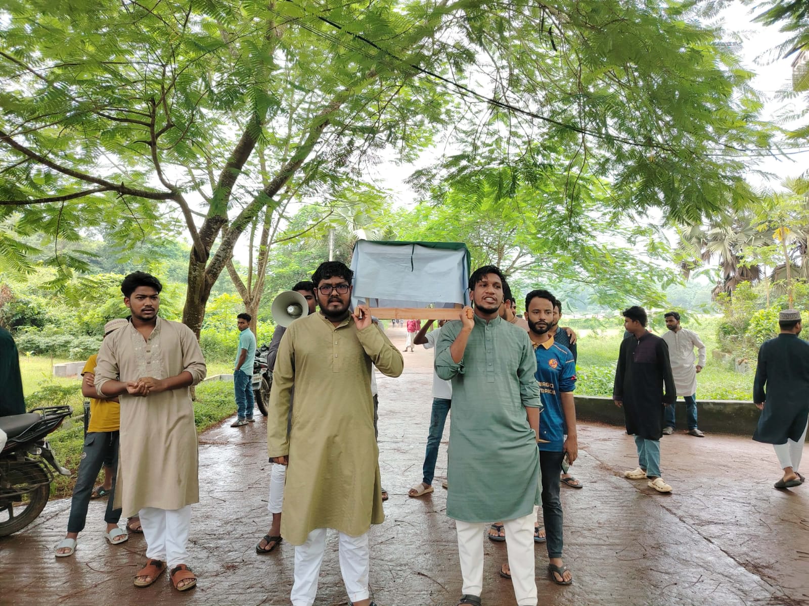 জুলাই গণহত্যার বিচার ও শহিদদের স্মরণে কুবিতে ছাত্রশক্তির কফিন মিছিল