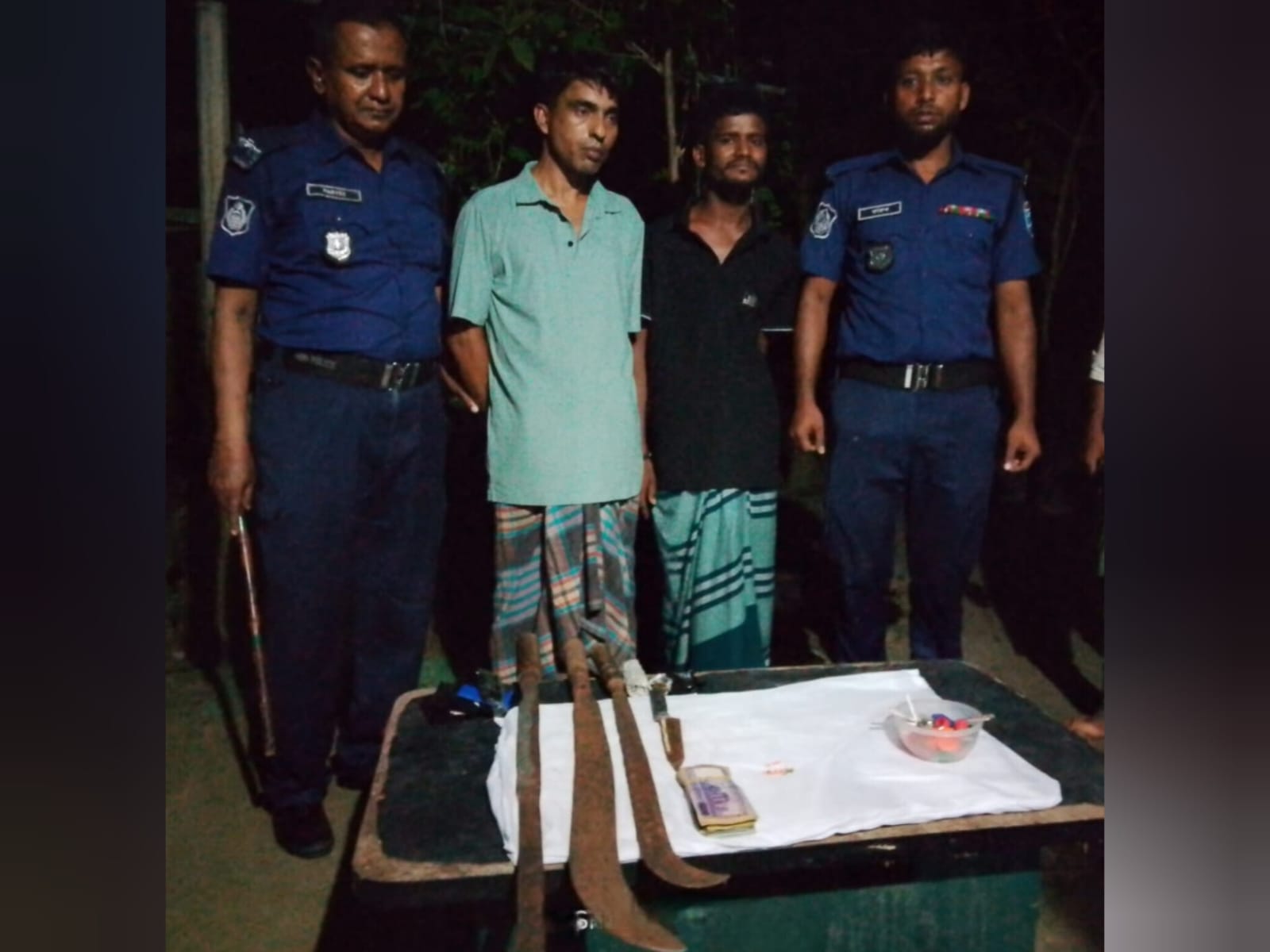 কটিয়াদীতে দেশীয় অস্ত্র ও ইয়াবাসহ শীর্ষ মাদক কারবারি শামীম ও সহযোগী গ্রেপ্তার