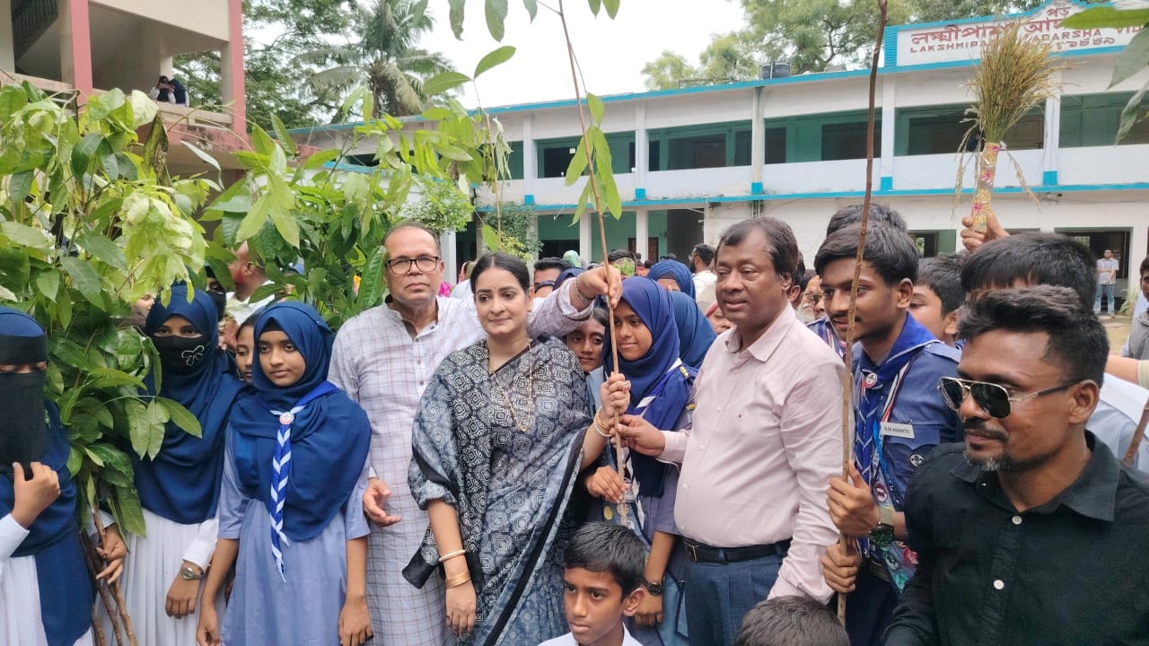 লোহাগড়ায় শিক্ষার্থীদের মাঝে  গাছের চারা বিতরণ করেন এমপি নিপুণ রায় চৌধুরী