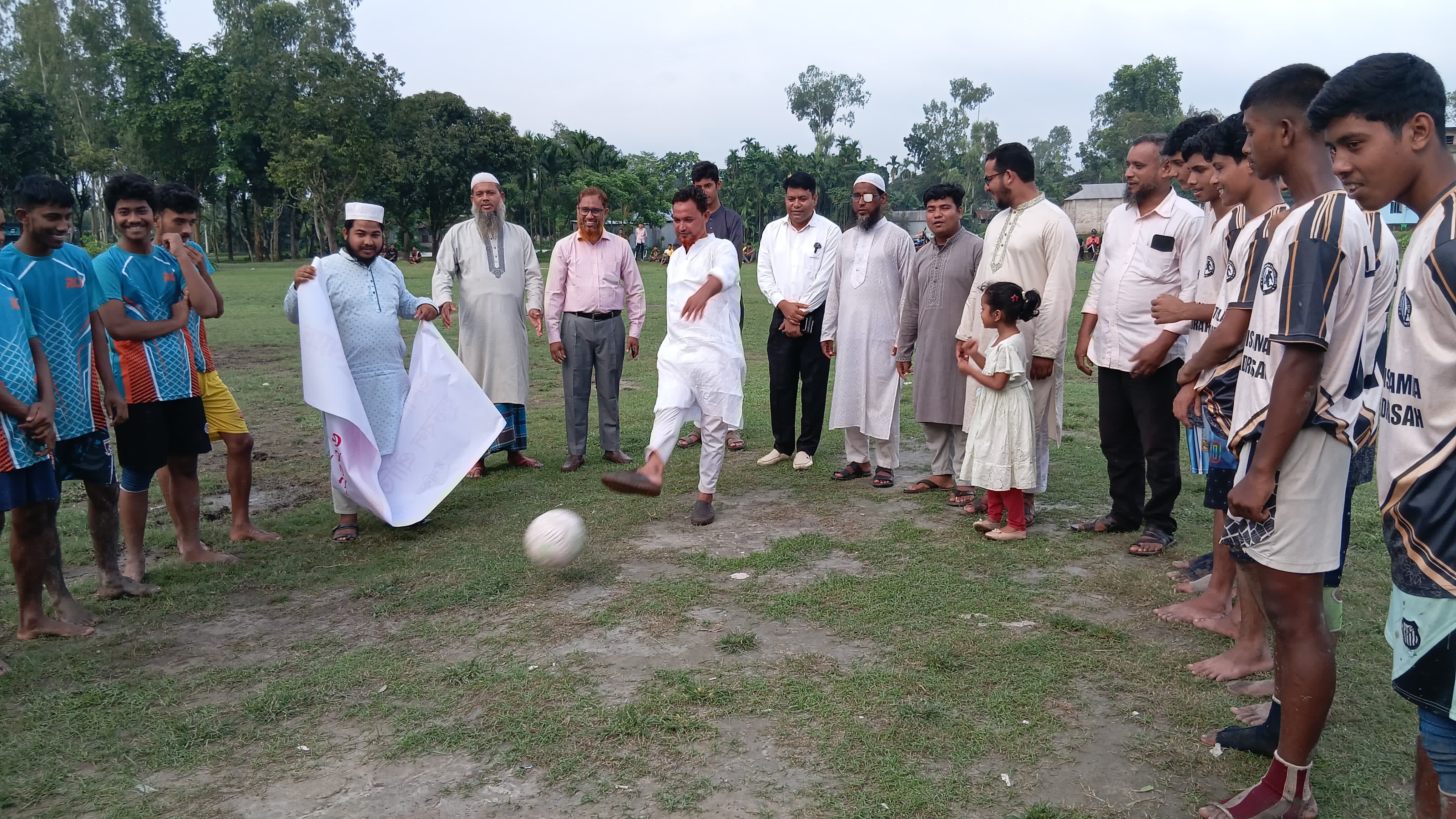 রাজারহাটে ইউপি চেয়ারম্যান প্রার্থীর উদ্যোগে জুলাই শহীদ রাজীব স্মৃতি ফুটবল ম্যাচ উদ্বোধন
