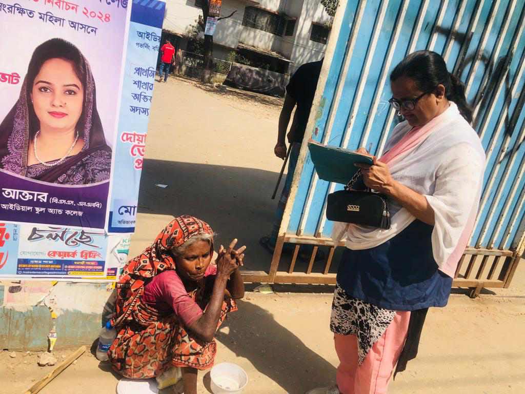 বৃষ্টিভেজা ঢাকার ফুটপাতে এক অদেখা জীবনের গল্প;উন্নয়নের মহানগরে স্ট্রিট ফ্যামিলি