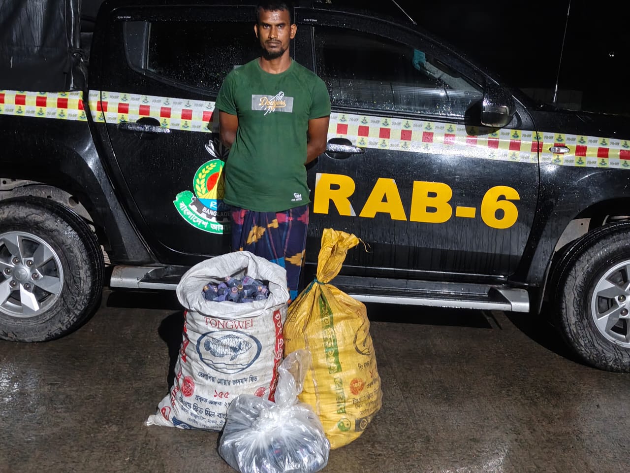 সাতক্ষীরার কালীগঞ্জে ৫৯৪ বোতল উইনকেনেক্সসহ মাদক ব্যবসায়ী গ্রেফতার