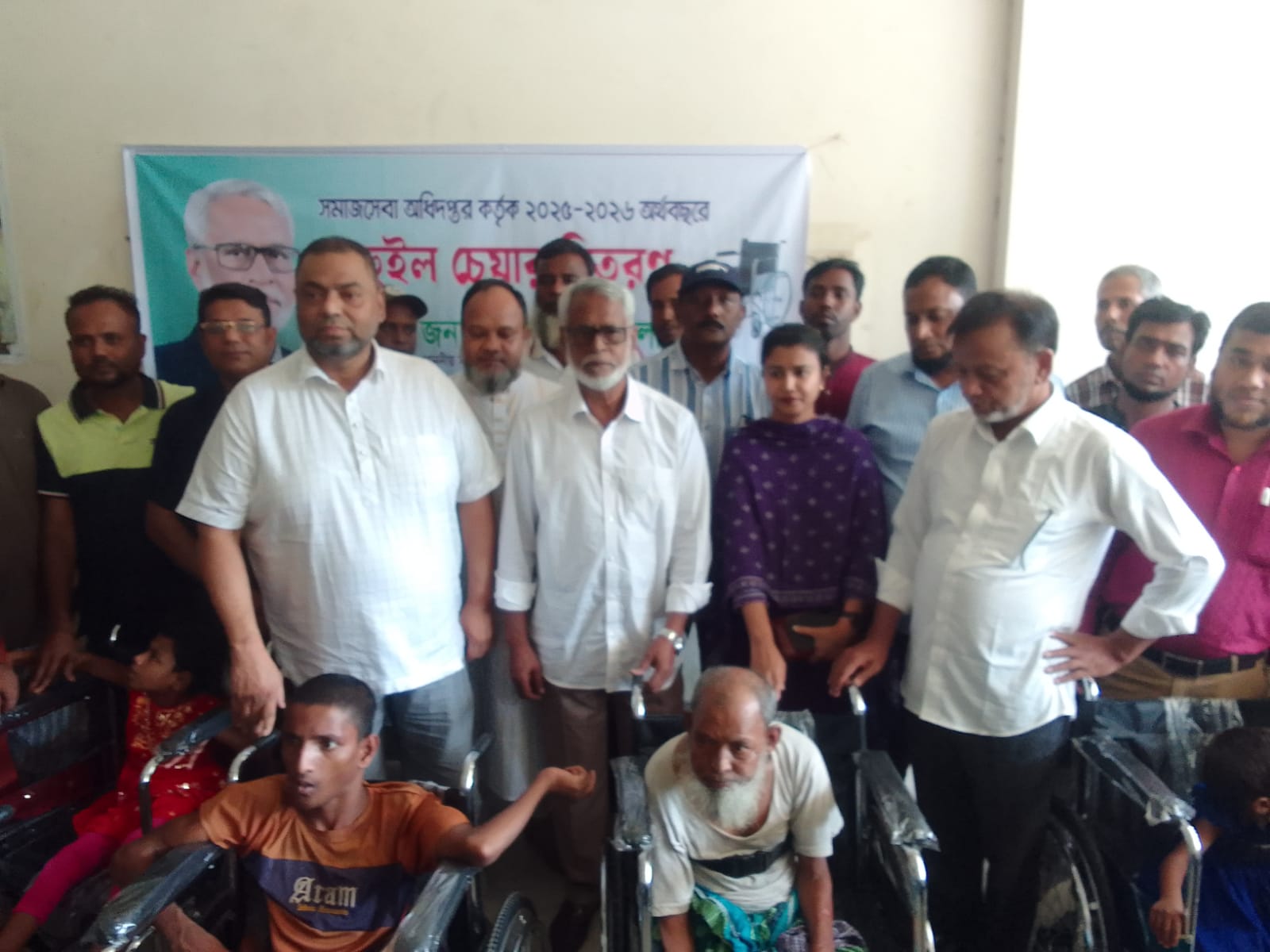 হোসেনপুরে প্রতিবন্ধীদের মাঝে হুইল চেয়ার বিতরণ