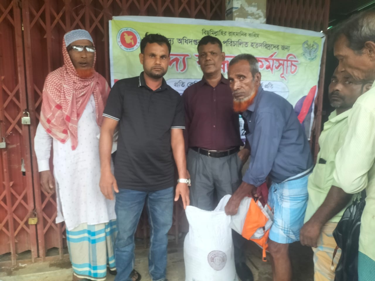 উখিয়ার ডিগলিয়া পালং এলাকায় খাদ্য বান্ধব কর্মসূচি'র চাল বিতরণ শুরু