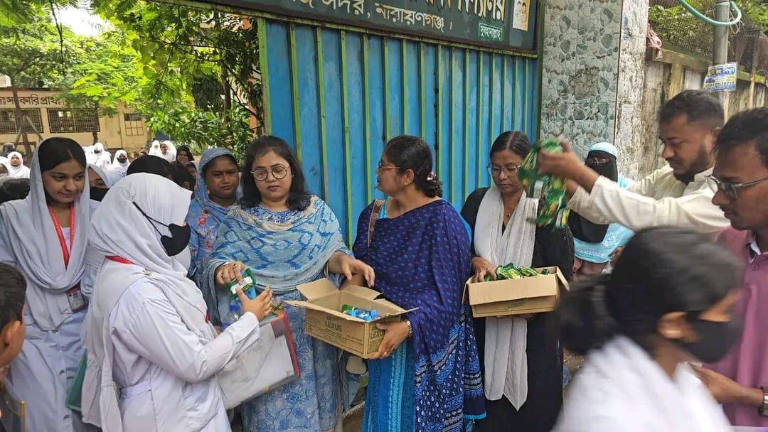 শিরিন হাবিবের উদ্যোগে এইচএসসি পরীক্ষা কেন্দ্রের বাইরে বিশুদ্ধ পানি ও খাবার বিতরণ