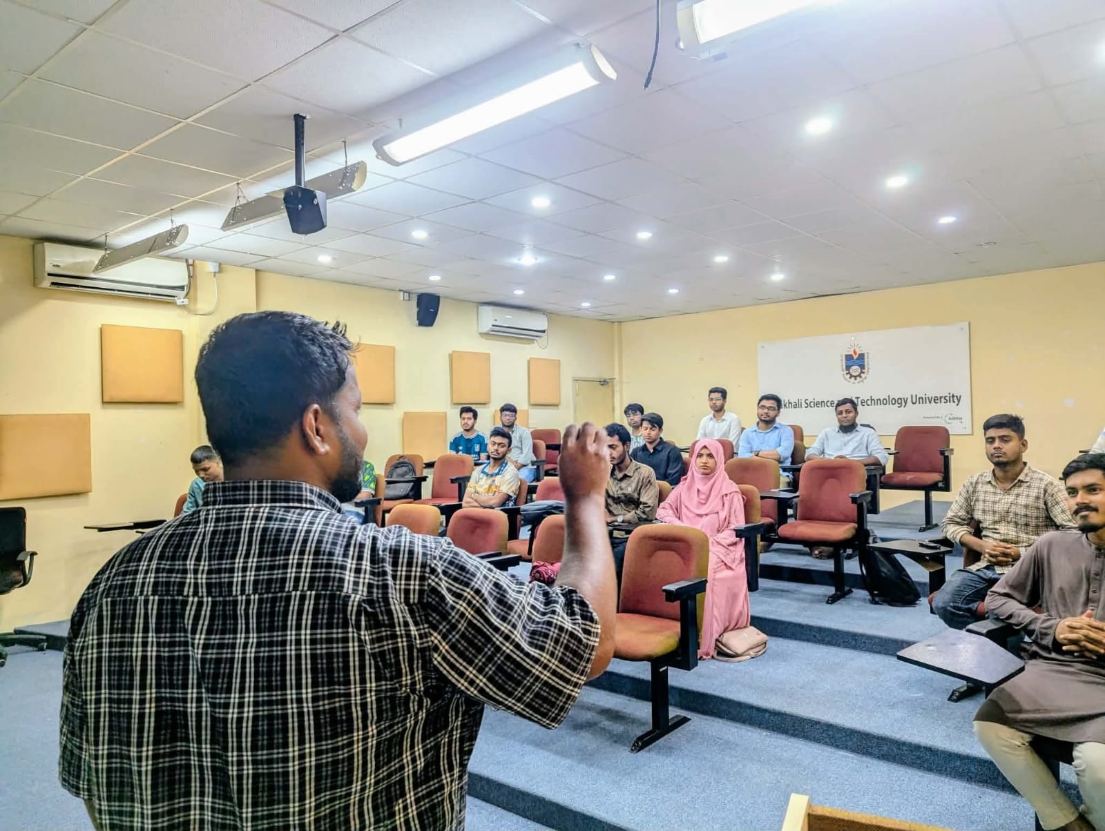 নোবিপ্রবি প্রেসক্লাবের উদ্যোগে প্রশিক্ষণার্থীদের সাংবাদিকতা কর্মশালা অনুষ্ঠিত