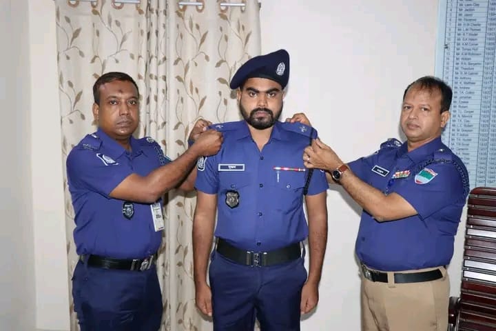খুলনায় এএসআই পদে পদোন্নতি পাওয়া পুলিশ সদস্যকে র‍্যাংক ব্যাজ পরালেন পুলিশ সুপার