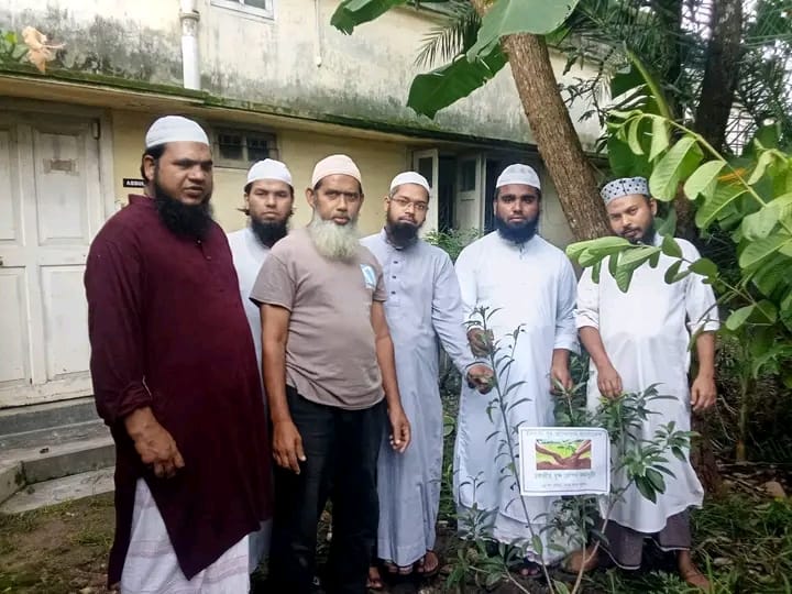 ইসলামী যুব আন্দোলন বাংলাদেশের কেন্দ্রীয় কর্মসূচির অংশ হিসেবে খুলনার ২৮ নম্বর ওয়ার্ডে বৃক্ষরোপণ