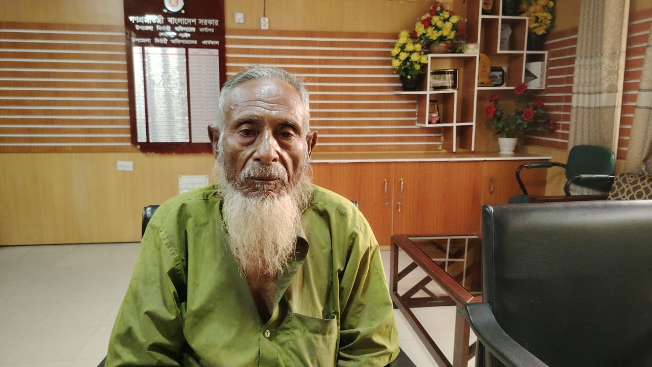 ভবঘুরে আইনে লোহাগড়ার অজ্ঞাত বাকপ্রতিবন্ধী বৃদ্ধকে পুনর্বাসনে পাঠালেন ইউএনও